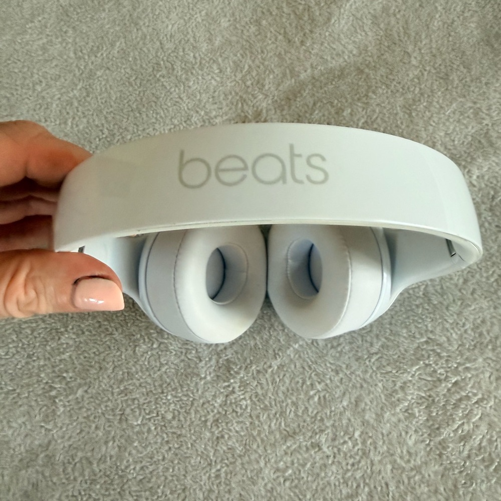 Dr. Dre Beats noise cancelling Wireless Over-Ear Headphones - White - Picture 2 of 8
